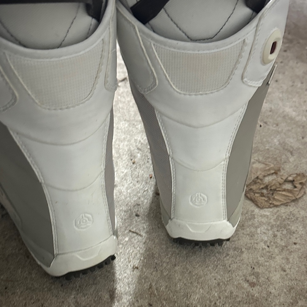 Salomon Women's Snowboard Boots in Light Gray White Black Laces LN snow board - Picture 5 of 7